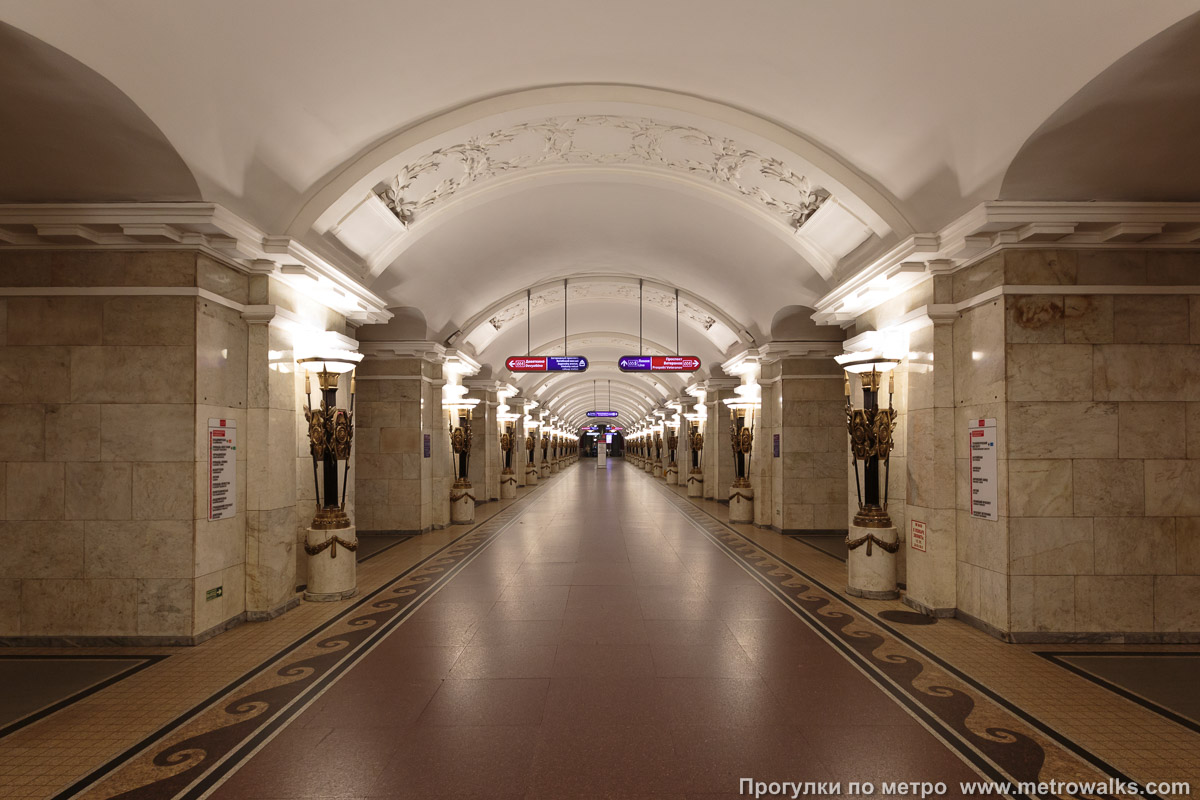 Фотография станции Пушкинская (Кировско-Выборгская линия, Санкт-Петербург). Центральный зал станции, вид вдоль от глухого торца в сторону выхода.