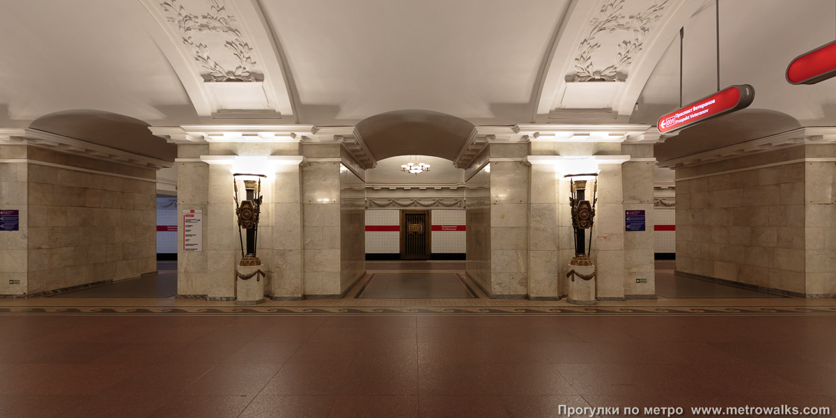 Фотография станции Пушкинская (Кировско-Выборгская линия, Санкт-Петербург). Поперечный вид, проходы между пилонами из центрального зала на платформу.