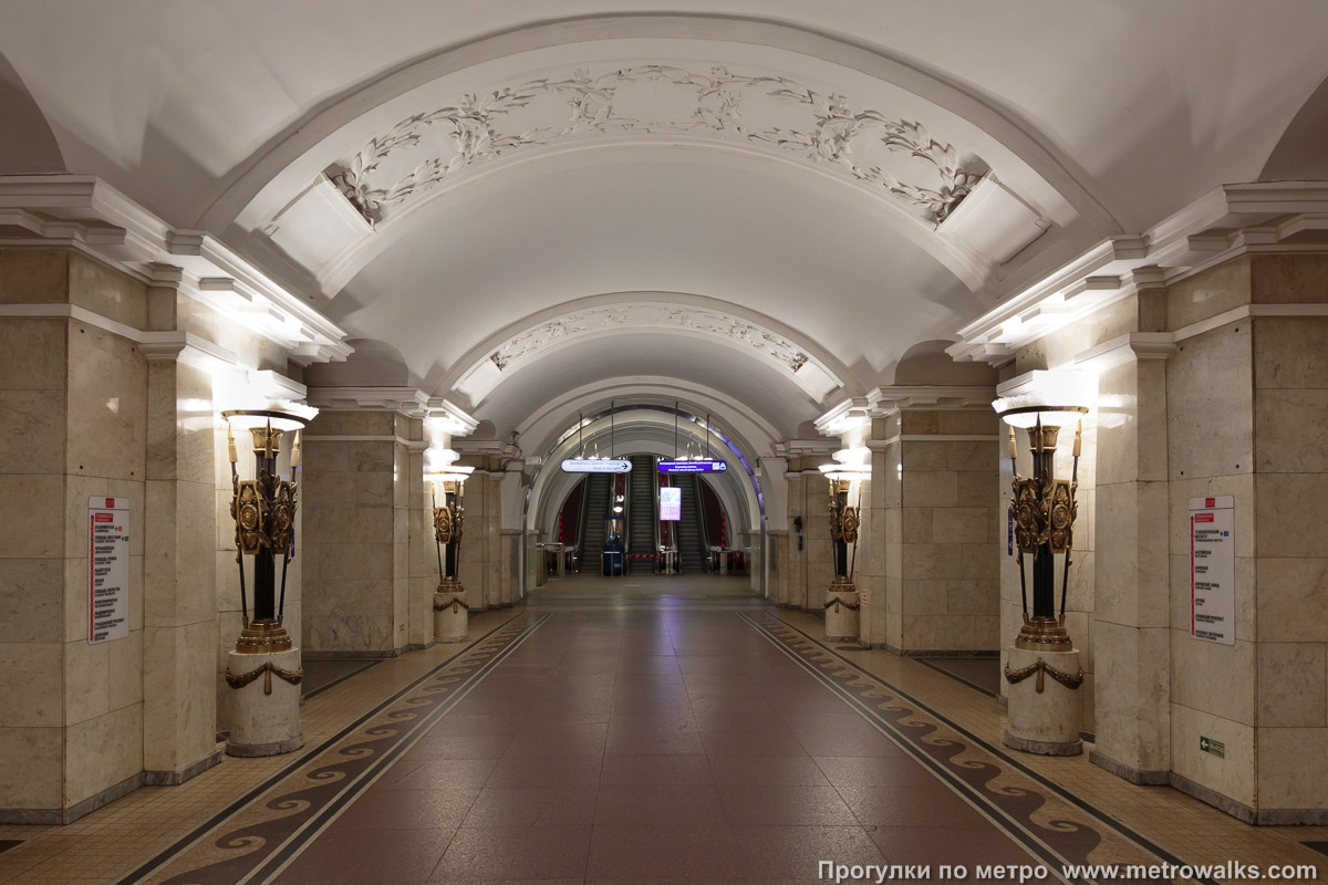 Фотография станции Пушкинская (Кировско-Выборгская линия, Санкт-Петербург). Часть станции около выхода в город.