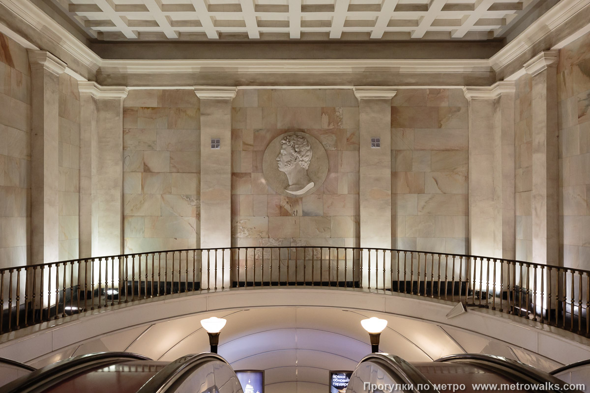 Фотография станции Пушкинская (Кировско-Выборгская линия, Санкт-Петербург). Декоративное оформление стены над спуском.