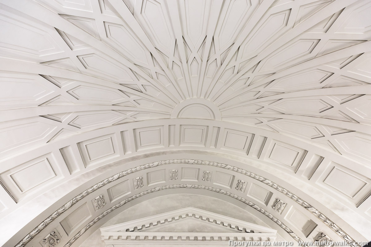 Фотография станции Пушкинская (Кировско-Выборгская линия, Санкт-Петербург). Потолок эскалаторного зала.