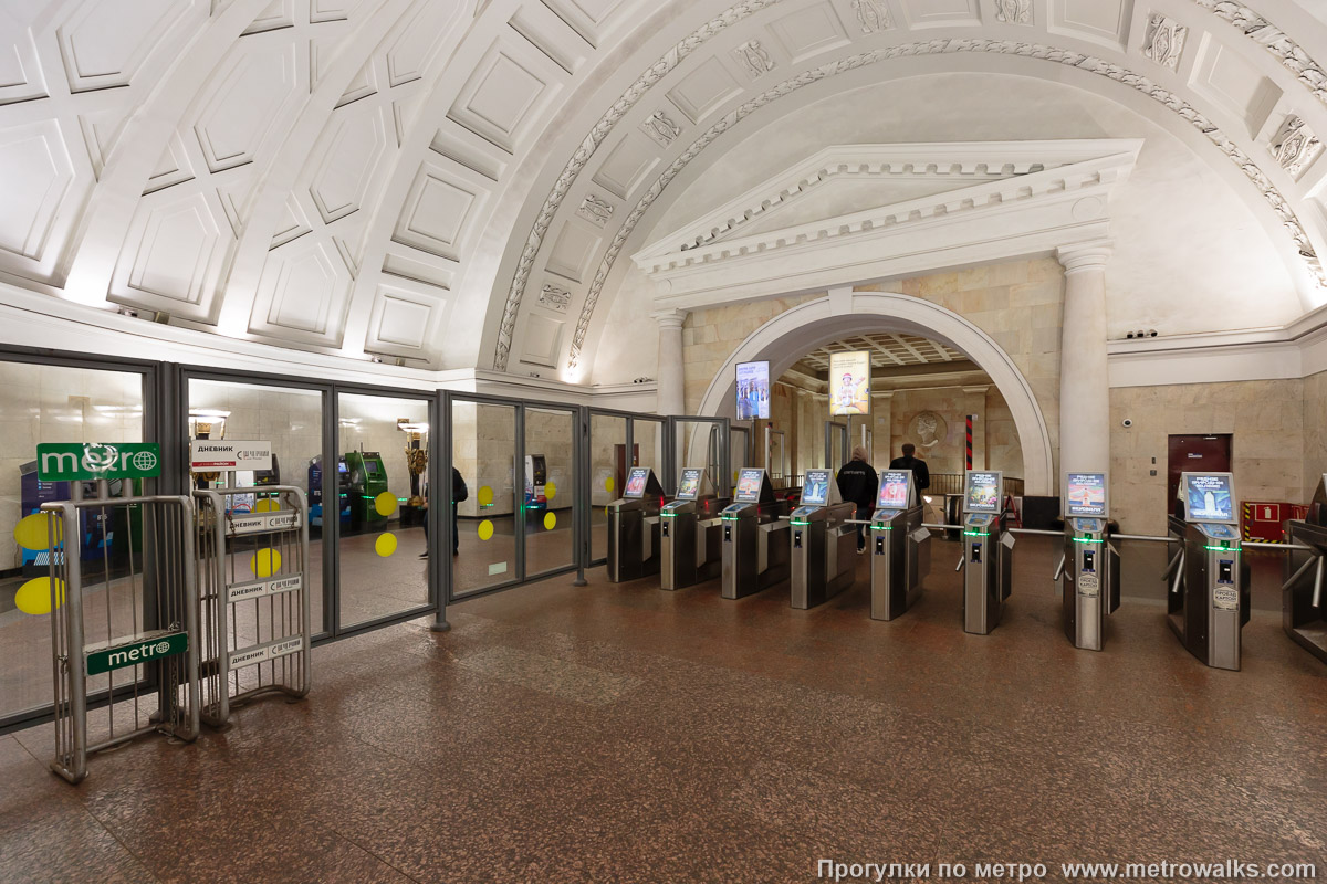 Фотография станции Пушкинская (Кировско-Выборгская линия, Санкт-Петербург). Внутри вестибюля станции, общий вид. Это эскалаторный зал. Входной кассовый зал, оставшийся за спиной, сфотографировать невозможно из-за досмотрового оборудования, перегораживающего весь вид и проход.