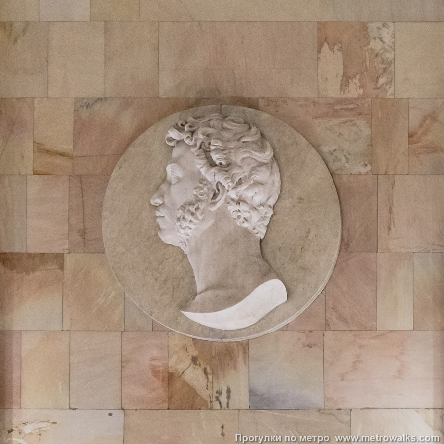 Фотография станции Пушкинская (Кировско-Выборгская линия, Санкт-Петербург). Барельеф с профилем А. С. Пушкина. Скульптор — М. Т. Литовченко.