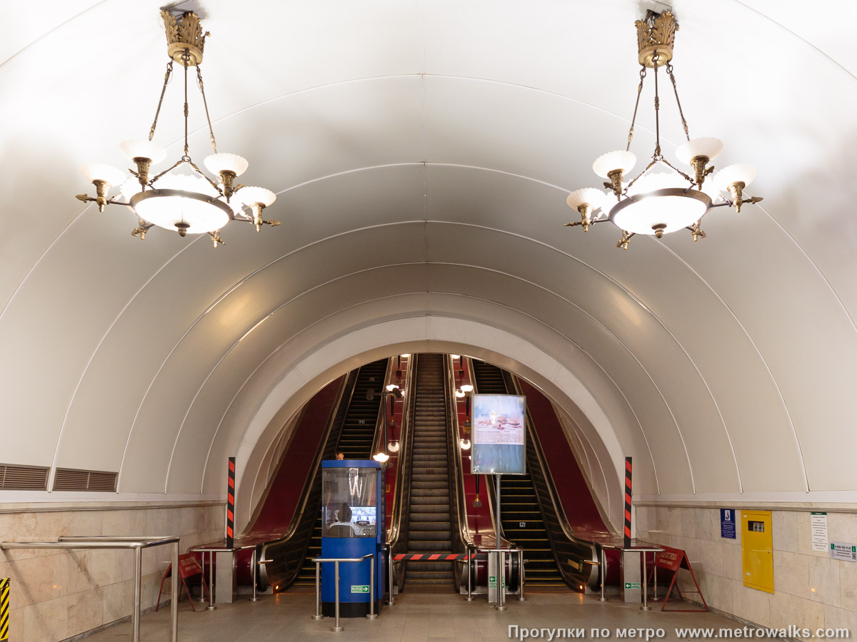 Фотография станции Пушкинская (Кировско-Выборгская линия, Санкт-Петербург). У эскалаторов.