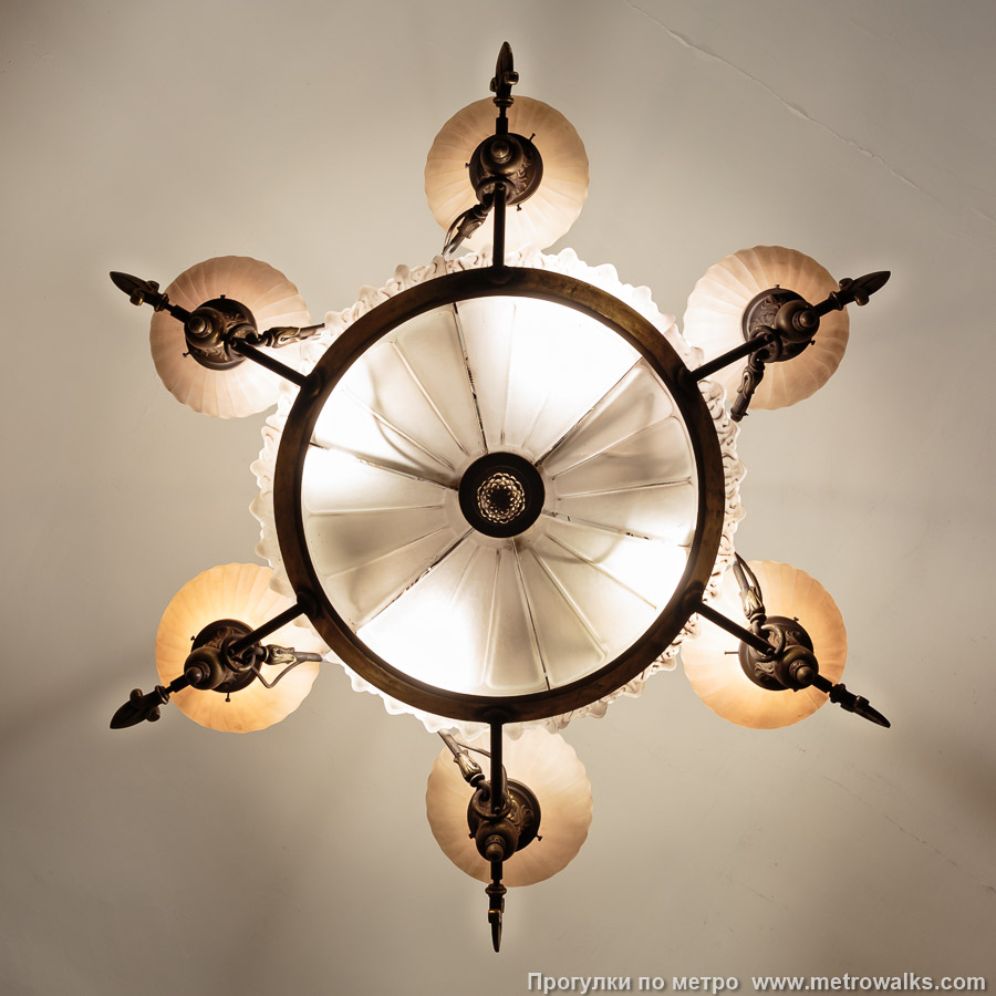 Фотография станции Пушкинская (Кировско-Выборгская линия, Санкт-Петербург). Люстра в боковом зале крупным планом — вид снизу.