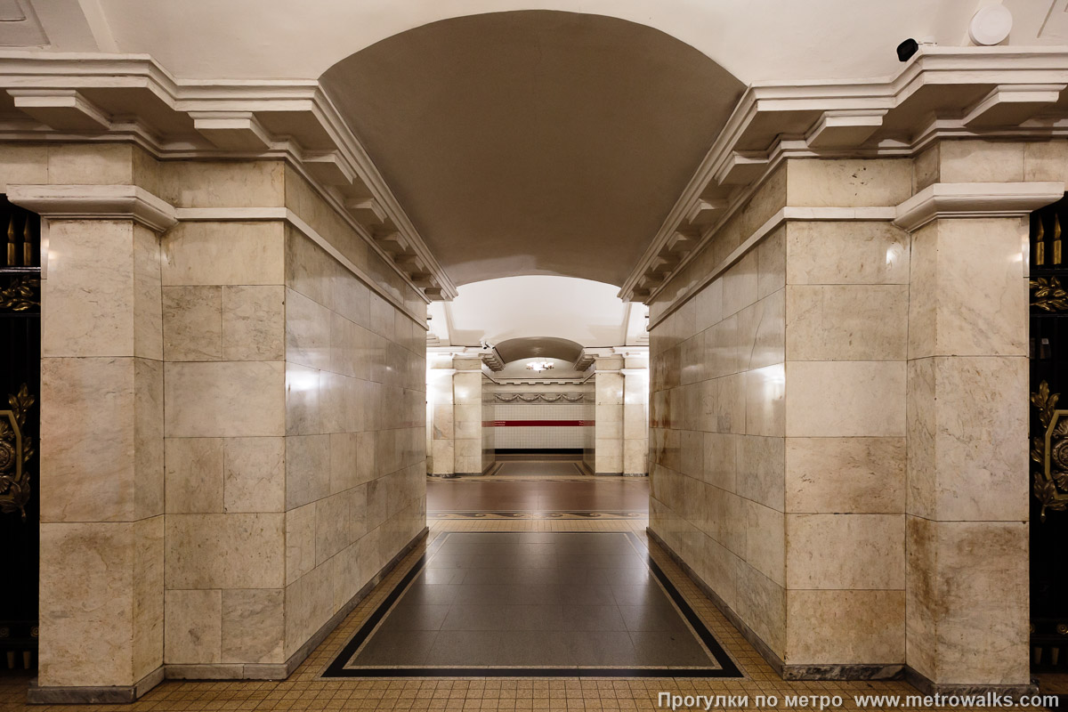 Фотография станции Пушкинская (Кировско-Выборгская линия, Санкт-Петербург). Сквозной вид с края платформы через два прохода между пилонами.