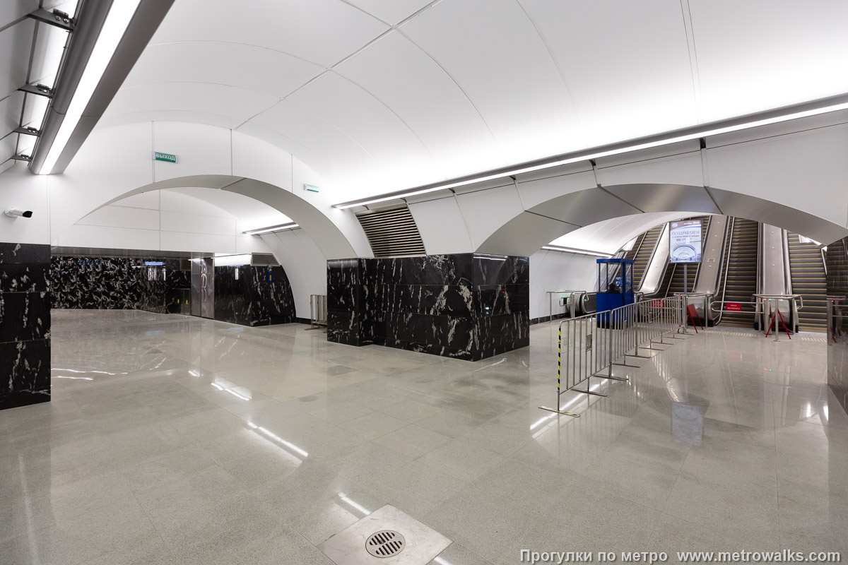 Фотография станции Путиловская (Красносельско-Калининская линия, Санкт-Петербург). У эскалаторов перехода между 6-й и 1-й линиями. Здесь видны множественные арки-перемычки, разделяющие многочисленные повороты перехода.