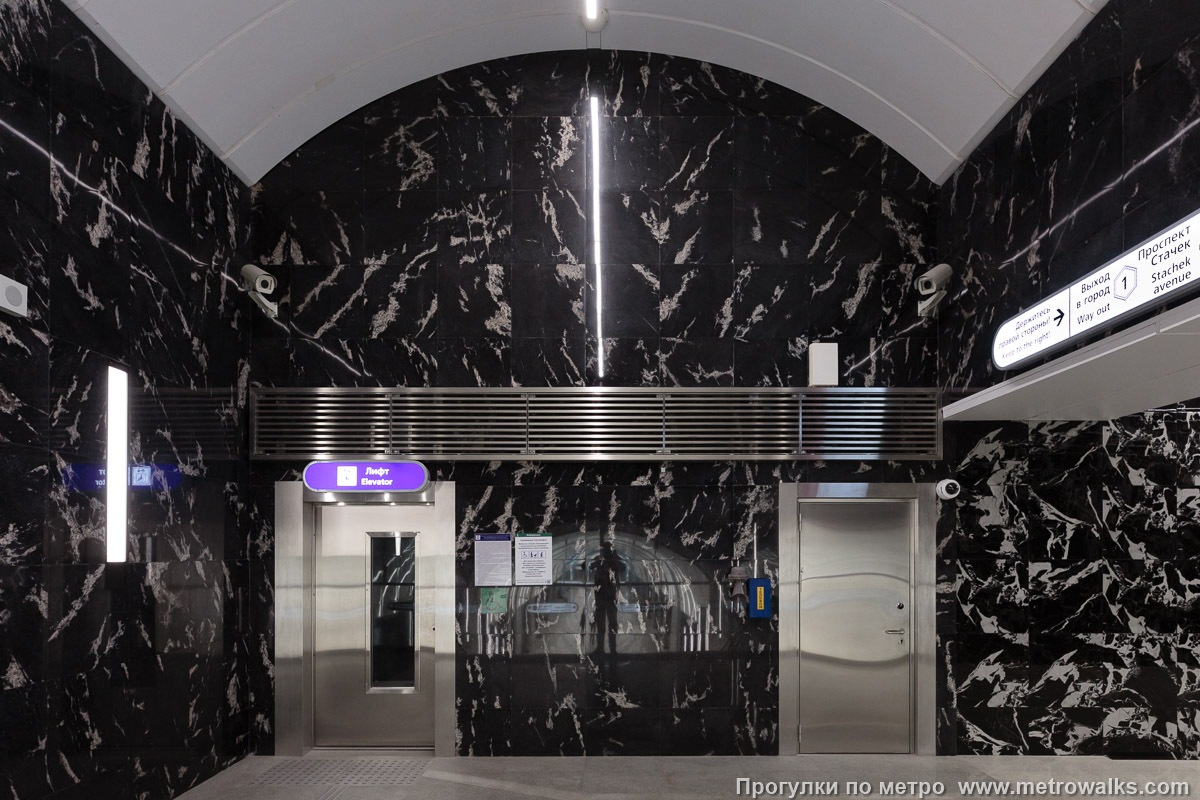 Фотография станции Путиловская (Красносельско-Калининская линия, Санкт-Петербург). В начало перехода можно подняться на лифте с платформы (доступ — по предварительной записи), поэтому пандус для сумок и колясок на лестнице отсуствует.