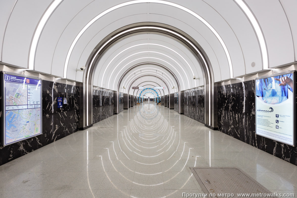 Фотография станции Путиловская (Красносельско-Калининская линия, Санкт-Петербург). Продольный вид центрального зала. С юга на север: от перехода в сторону выхода. Обратите внимание, как здесь светло: светлее, чем на всех остальных станциях!