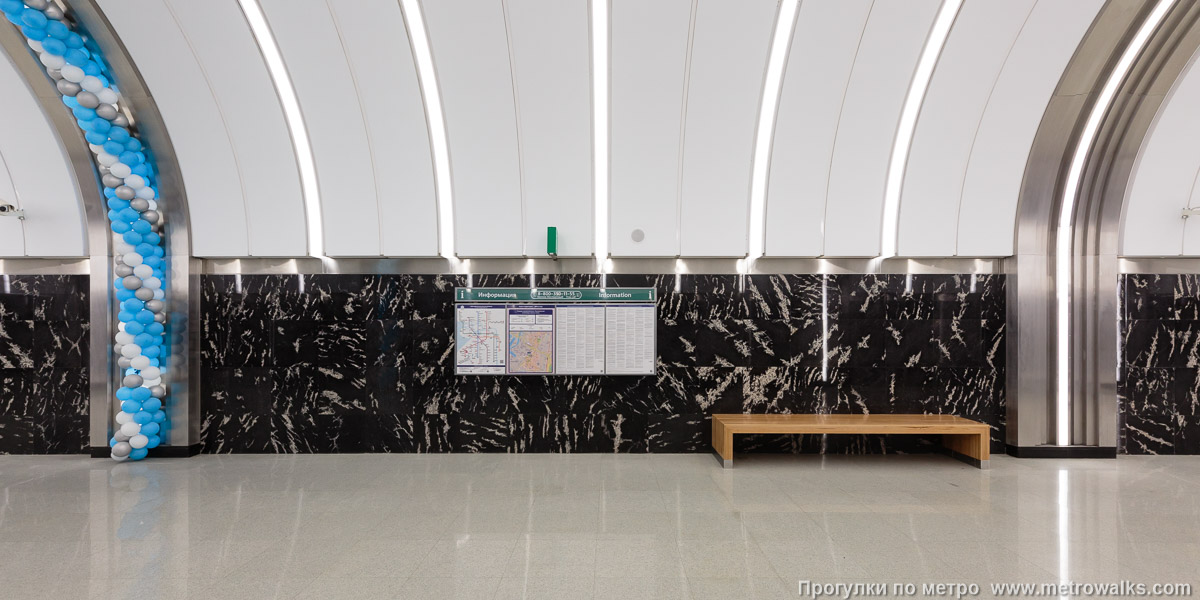 Фотография станции Путиловская (Красносельско-Калининская линия, Санкт-Петербург). Центральный зал, вид поперёк — стеновые вставки между колоннами.