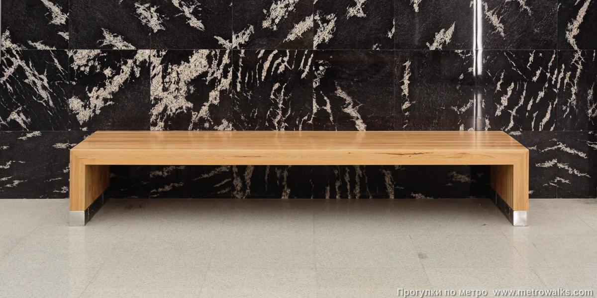 Фотография станции Путиловская (Красносельско-Калининская линия, Санкт-Петербург). Скамейки в центральном зале расположены у стеновых вставок между колоннами.