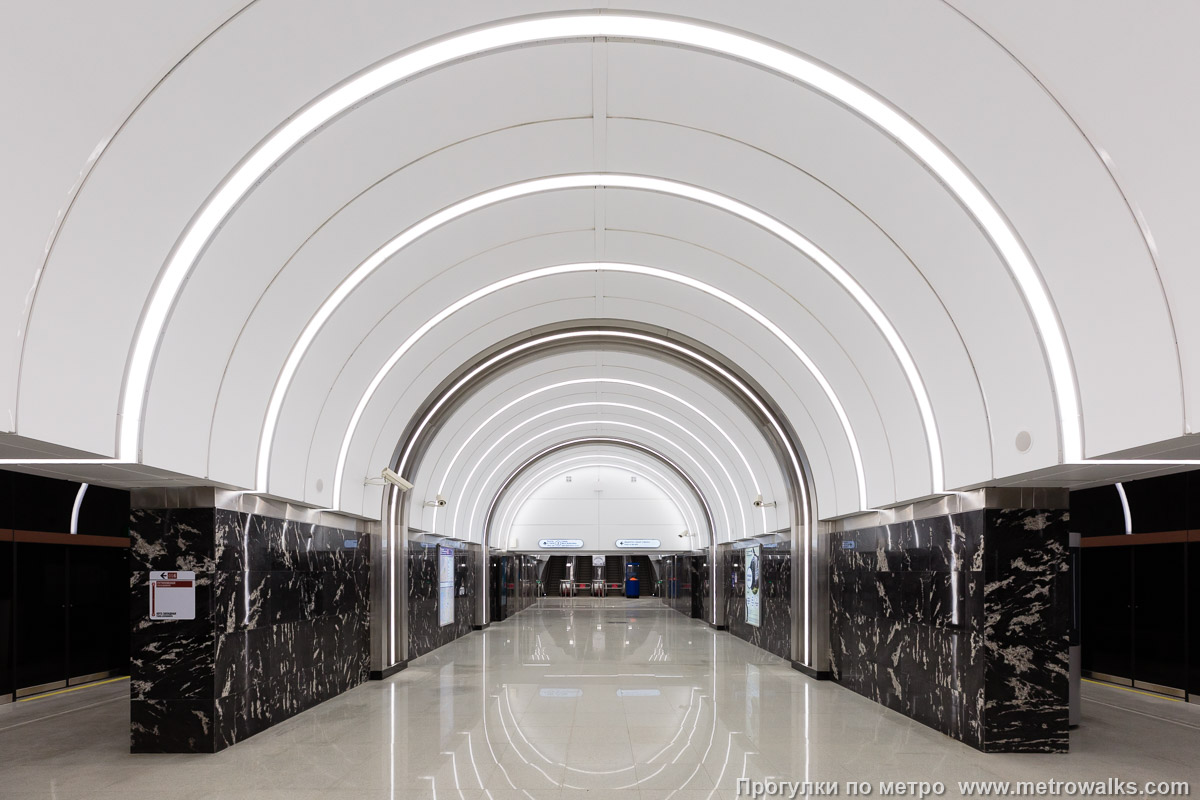 Фотография станции Путиловская (Красносельско-Калининская линия, Санкт-Петербург). Часть станции около выхода в город.