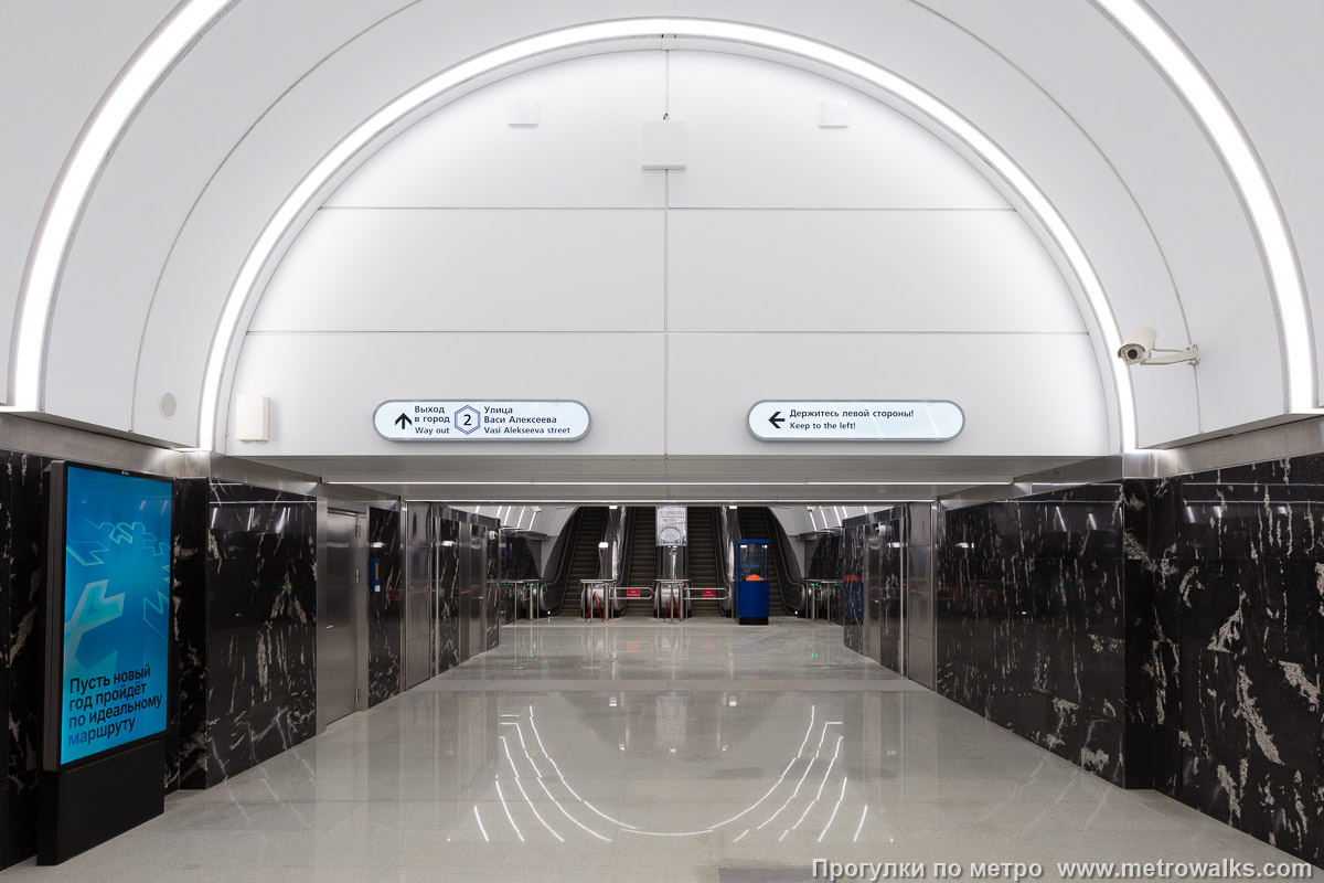 Фотография станции Путиловская (Красносельско-Калининская линия, Санкт-Петербург). Выход в город, эскалаторы начинаются прямо с уровня платформы.