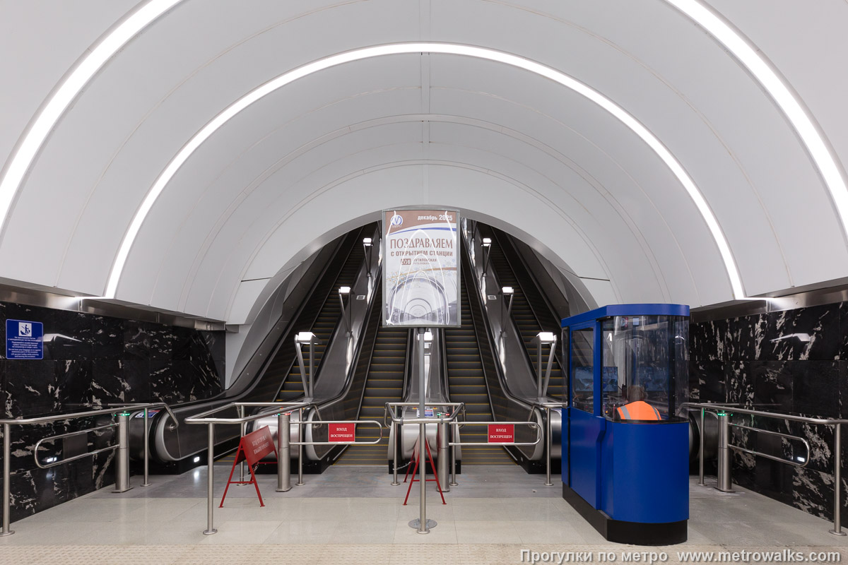 Фотография станции Путиловская (Красносельско-Калининская линия, Санкт-Петербург). У эскалаторов.