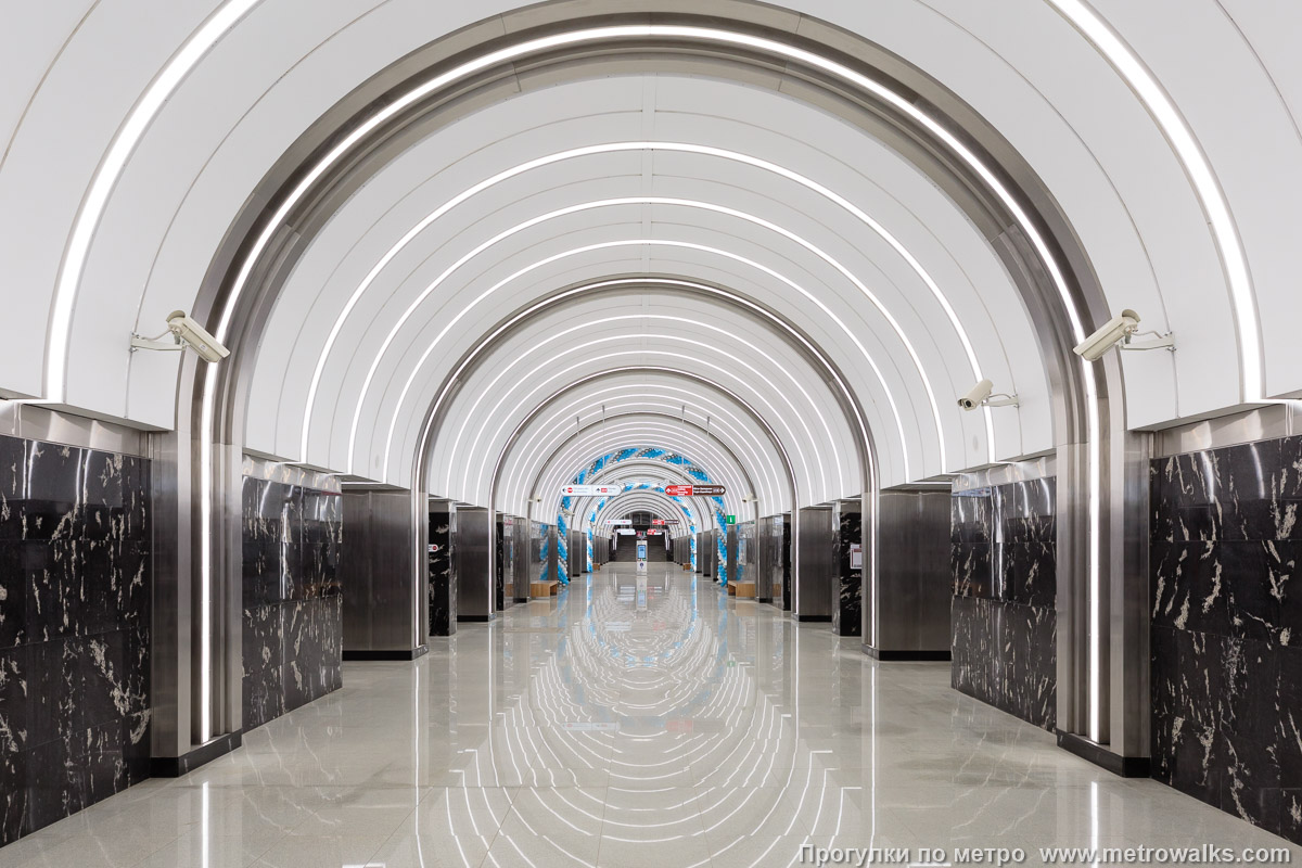 Фотография станции Путиловская (Красносельско-Калининская линия, Санкт-Петербург). Продольный вид центрального зала. С севера на юг от входа в сторону перехода между линиями.