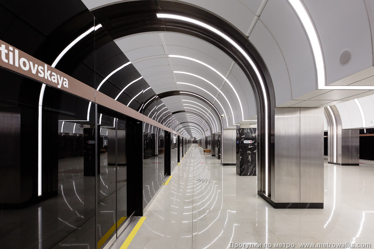 Фотография станции Путиловская (Красносельско-Калининская линия, Санкт-Петербург). Боковой зал станции и посадочная платформа, общий вид. Путь на северо-восток, к центру города. При открытии линии здесь посадки нет.