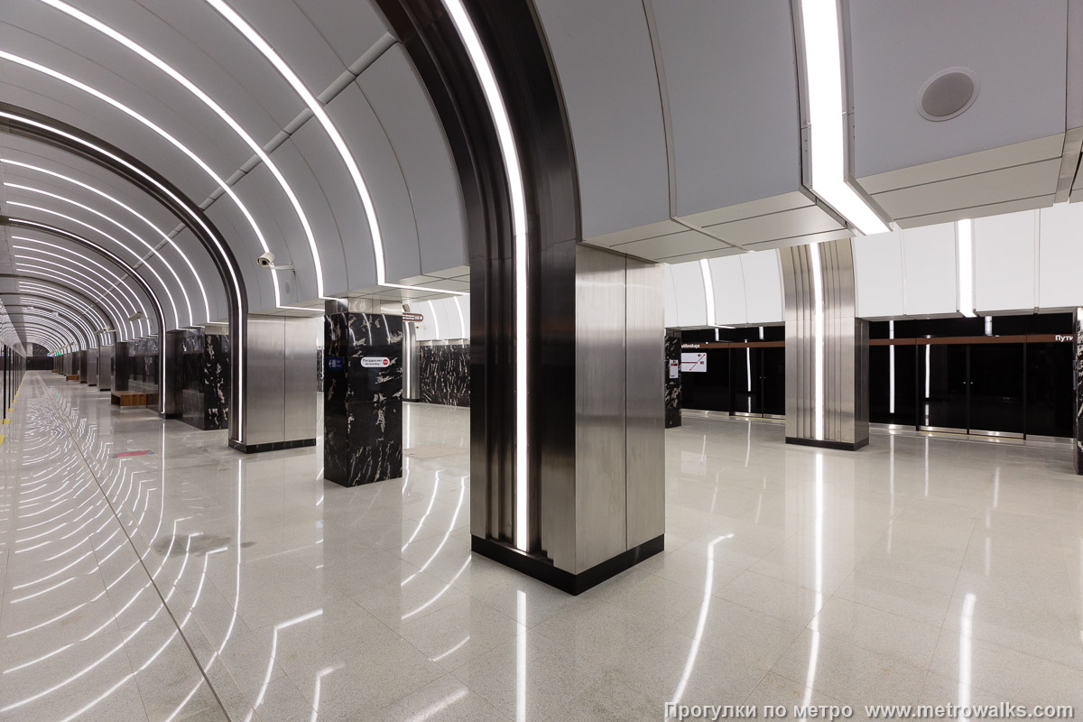 Фотография станции Путиловская (Красносельско-Калининская линия, Санкт-Петербург). Вид с края платформы по диагонали на противоположную сторону сквозь центральный зал.