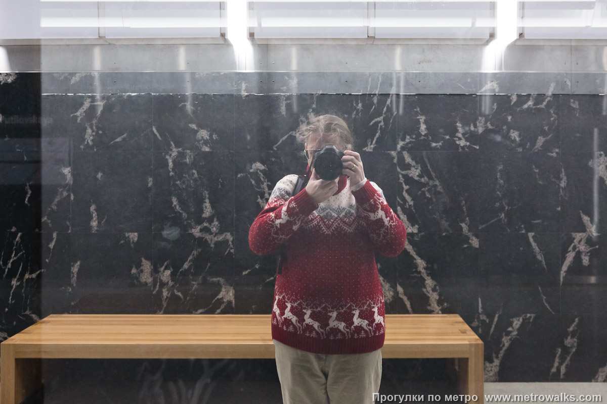 Фотография станции Путиловская (Красносельско-Калининская линия, Санкт-Петербург). Спасибо за внимание. Это должно было быть фото прибытия поезда, но стекло станционной стены не вполне прозрачное и сильно бликует при ярком свете.