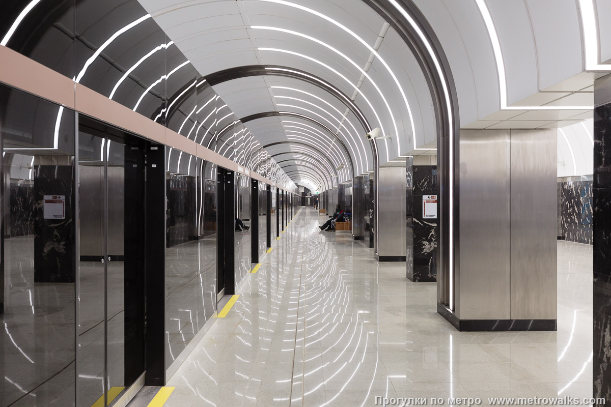 Фотография станции Путиловская (Красносельско-Калининская линия, Санкт-Петербург). Боковой зал станции и посадочная платформа, общий вид. Путь на юго-запад, к станции Юго-Западной. При открытии линии здесь всегда кто-то сидит и ждёт даже в 6 утра.