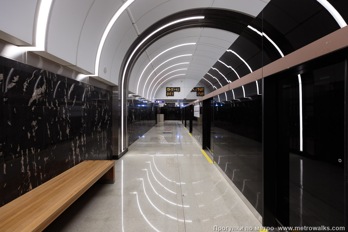 Фотография станции Путиловская (Красносельско-Калининская линия, Санкт-Петербург). Дальняя часть бокового зала станции. Путь из центра. На заднем плане — проход к лифту на пересадку.