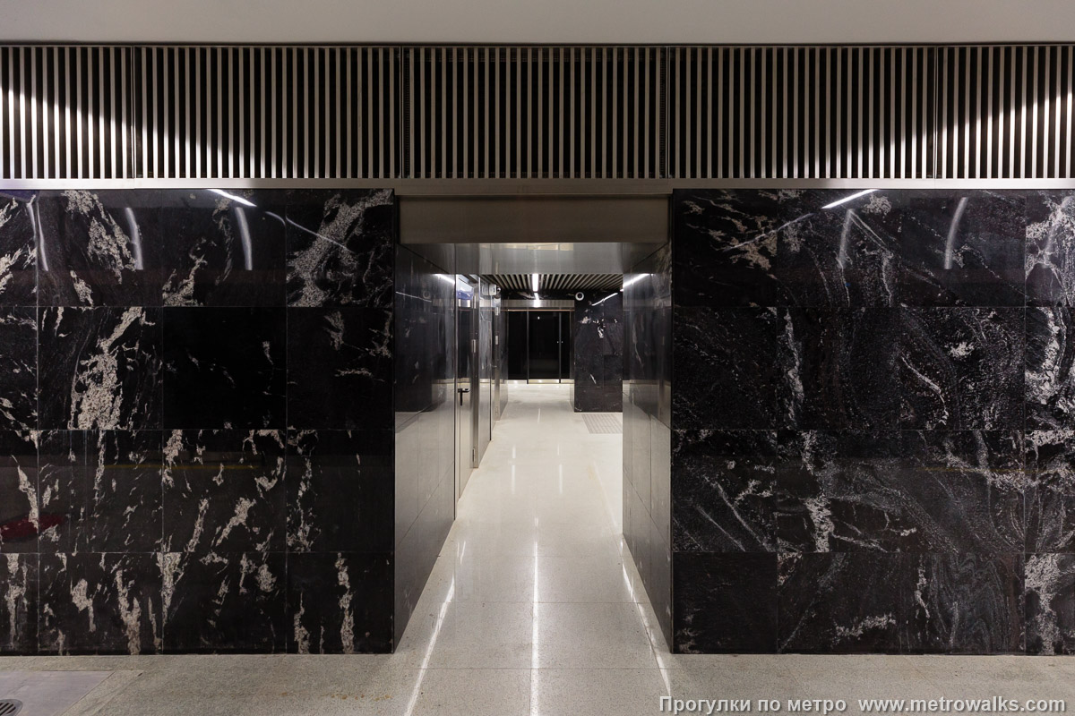 Фотография станции Путиловская (Красносельско-Калининская линия, Санкт-Петербург). Проход к лифту осуществляется с южной стороны обеих платформ. Не зная о его существовании, заметить его непросто.