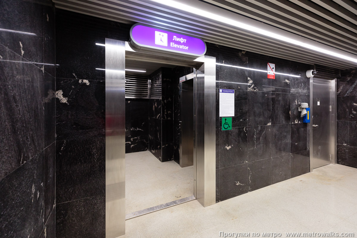 Фотография станции Путиловская (Красносельско-Калининская линия, Санкт-Петербург). Этот лифт ведёт только на пересадку на первую линию (и то только ⅓ пути).