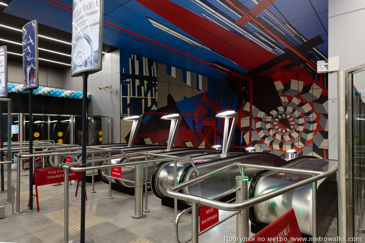 Фотография станции Путиловская (Красносельско-Калининская линия, Санкт-Петербург). Эскалаторы в вестибюле.