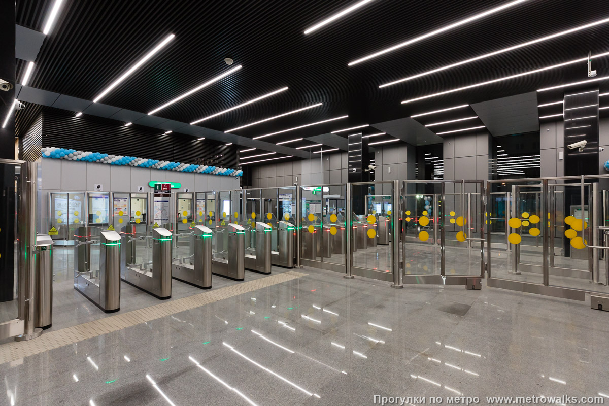 Фотография станции Путиловская (Красносельско-Калининская линия, Санкт-Петербург). Внутри вестибюля станции, общий вид. Со стороны эскалаторов, ведущих на подъём.