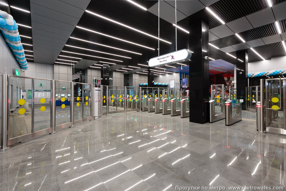Фотография станции Путиловская (Красносельско-Калининская линия, Санкт-Петербург). Внутри вестибюля станции, общий вид. От выходных дверей.