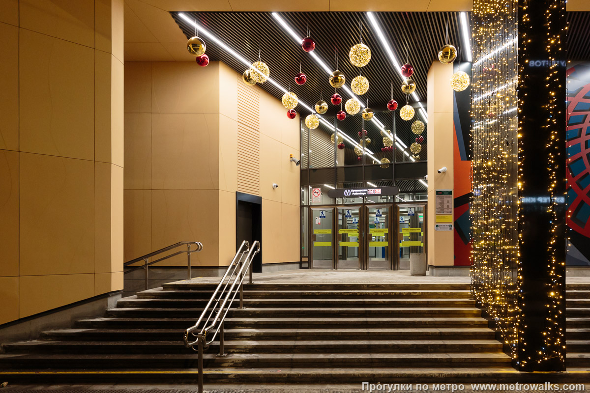 Фотография станции Путиловская (Красносельско-Калининская линия, Санкт-Петербург). Вход в наземный вестибюль крупным планом.