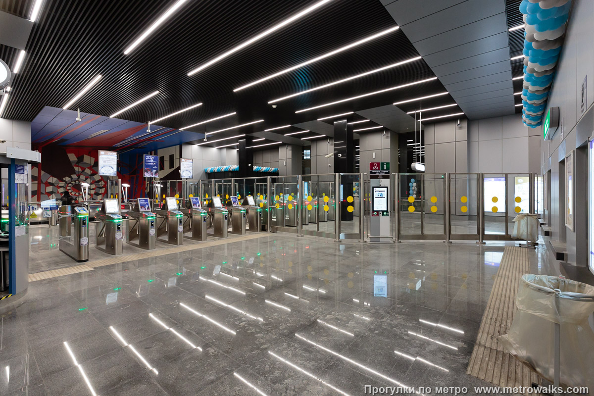 Фотография станции Путиловская (Красносельско-Калининская линия, Санкт-Петербург). Внутри вестибюля станции, общий вид. Со стороны входа. В отличие от подземного зала, в наземном вестибюле темновато, темнее большинства вестибюлей других станций.