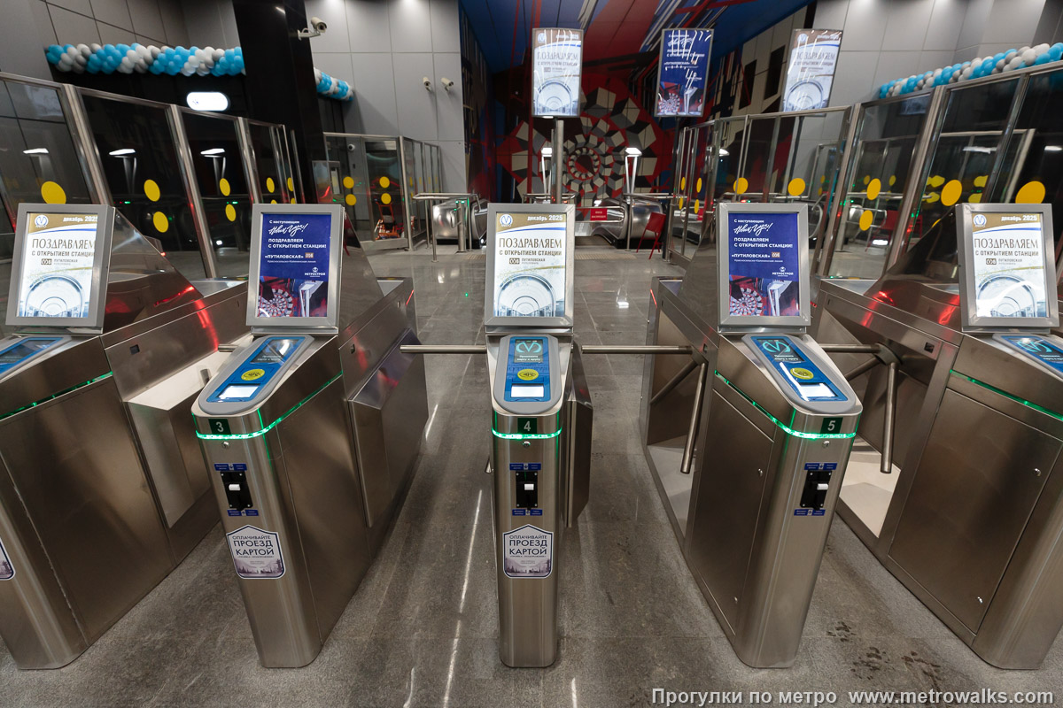Фотография станции Путиловская (Красносельско-Калининская линия, Санкт-Петербург). Праздничное украшение турникетов в день открытия станции.
