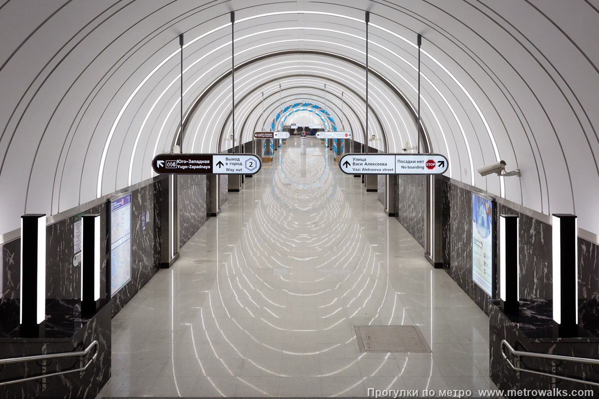 Фотография станции Путиловская (Красносельско-Калининская линия, Санкт-Петербург). Вид на станцию с лестницы перехода.