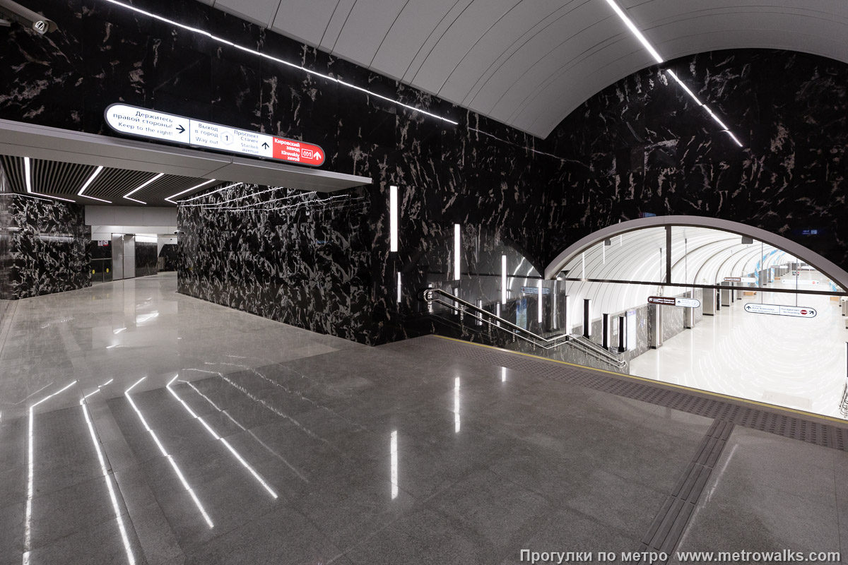 Фотография станции Путиловская (Красносельско-Калининская линия, Санкт-Петербург). Начало перехода со станции Путиловской на Кировский завод. На обеих станциях намного светлее, чем в переходе.