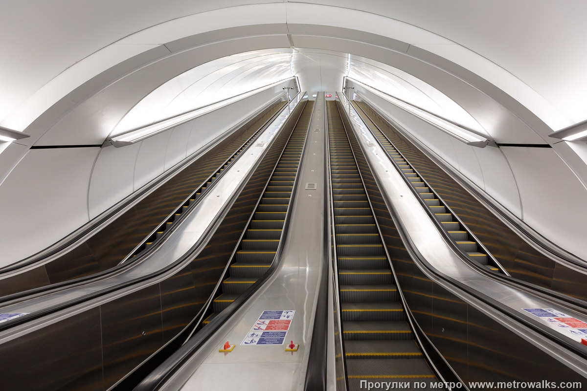 Фотография станции Путиловская (Красносельско-Калининская линия, Санкт-Петербург). Эскалаторы перехода на первую линию. Фото продолжения перехода — на странице станции Кировский завод, которая расположена на меньшей глубине.