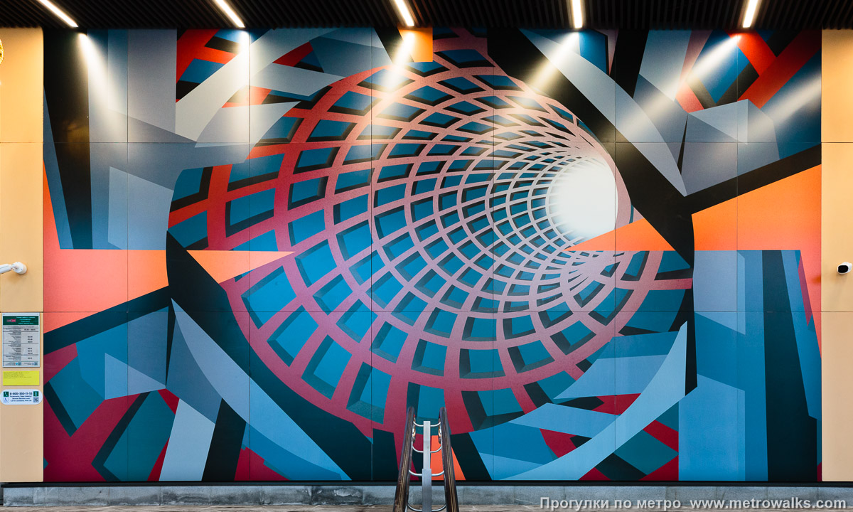 Фотография станции Путиловская (Красносельско-Калининская линия, Санкт-Петербург). Главный фасад здания вестибюля украшен картиной в стиле супрематизма, изображающей тоннель, сходящийся вдаль воронкой-гиперболоидом.