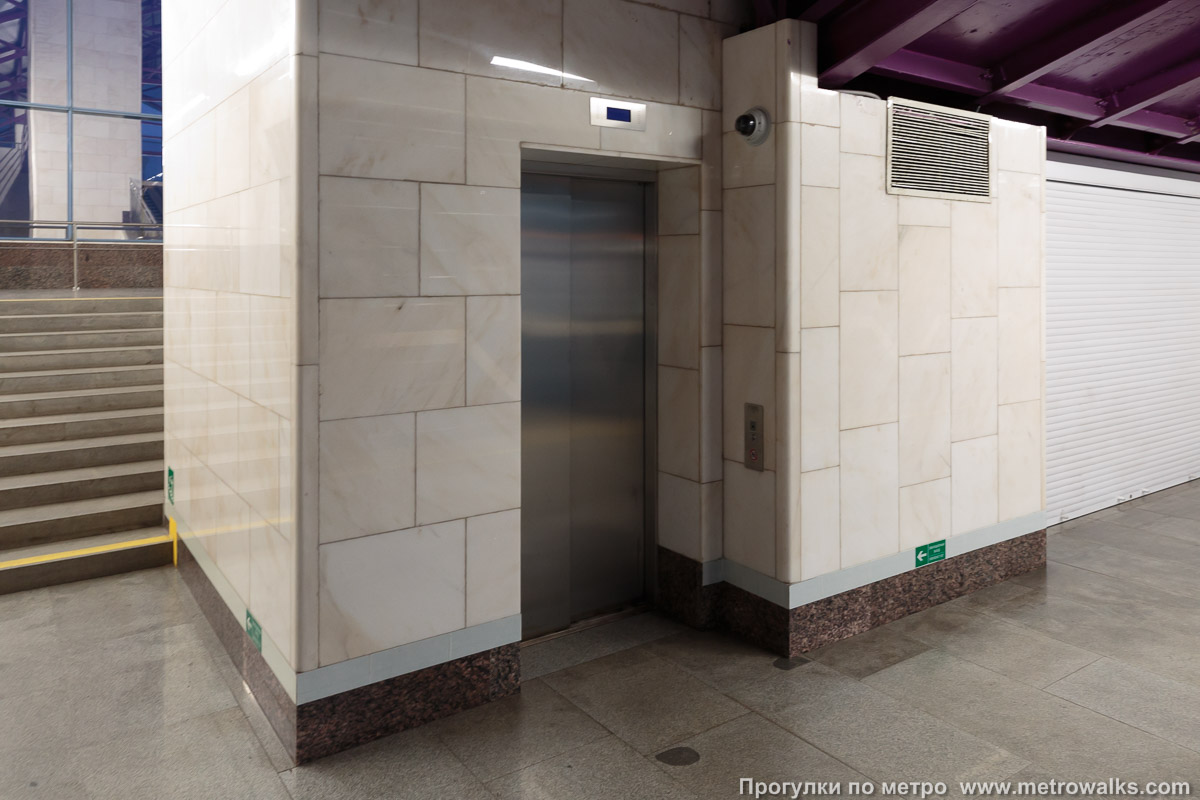 Фотография станции Шушары (Фрунзенско-Приморская линия, Санкт-Петербург). Лифт. На платформу отправления можно спуститься с переходного мостика на лифте (если бы он работал).