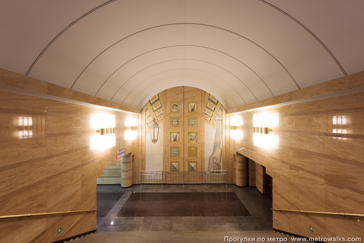 Фотография станции Спасская (Правобережная линия, Санкт-Петербург). Вид на станцию с лестницы перехода. Историческая фотография с двойными светильниками.