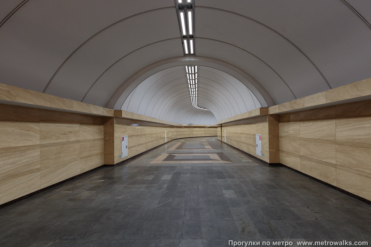 Фотография станции Спасская (Правобережная линия, Санкт-Петербург). Переходный коридор к эскалаторам.
