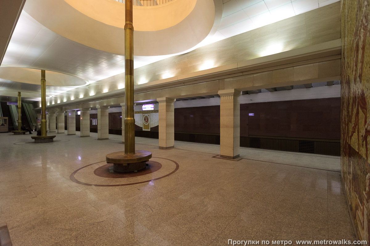 Фотография станции Спортивная (Фрунзенско-Приморская линия, Санкт-Петербург) — второй зал. Вид по диагонали. Нижний зал станции, северо-восточная часть.