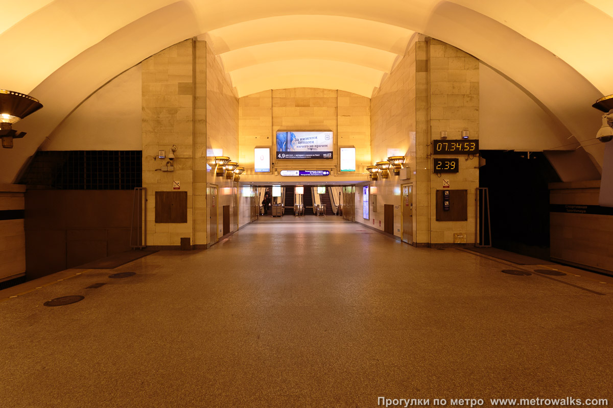 Фотография станции Спортивная (Фрунзенско-Приморская линия, Санкт-Петербург) — первый зал. Часть станции около выхода в город.