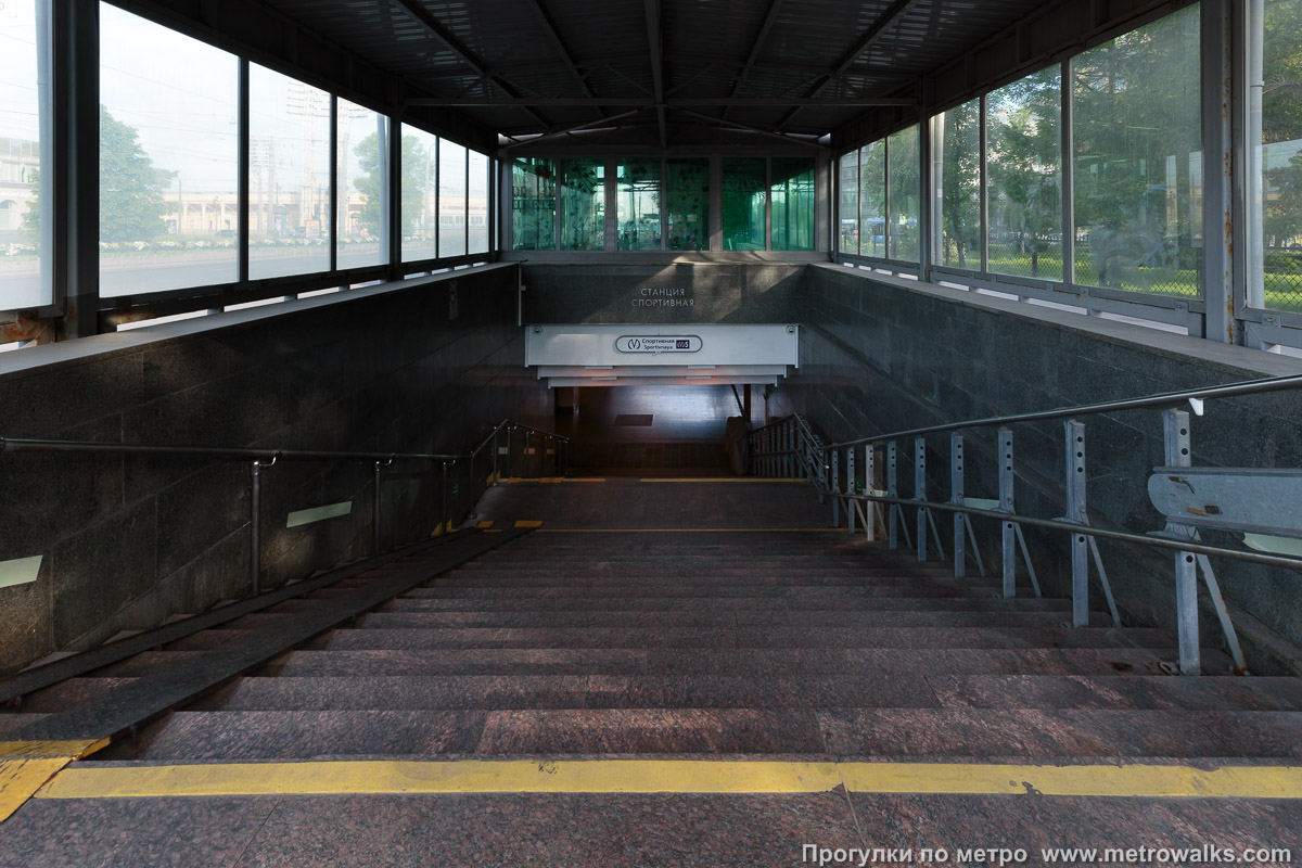 Фотография станции Спортивная (Фрунзенско-Приморская линия, Санкт-Петербург). Вход на станцию осуществляется через подземный переход.