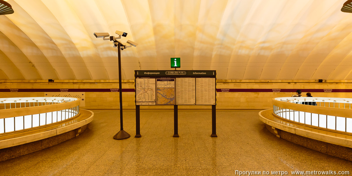 Фотография станции Спортивная (Фрунзенско-Приморская линия, Санкт-Петербург) — первый зал. Поперечный вид. В центральной части станции между проёмами вниз.