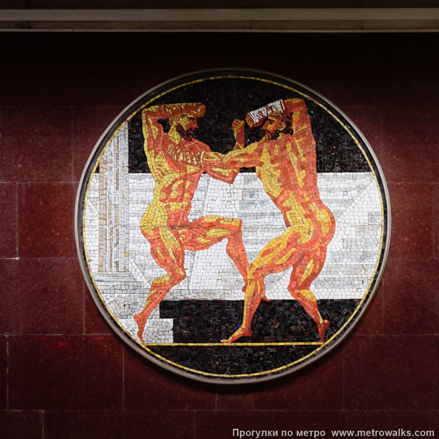 Фотография станции Спортивная (Фрунзенско-Приморская линия, Санкт-Петербург). Медальон № 2 слева от выхода — борьба.