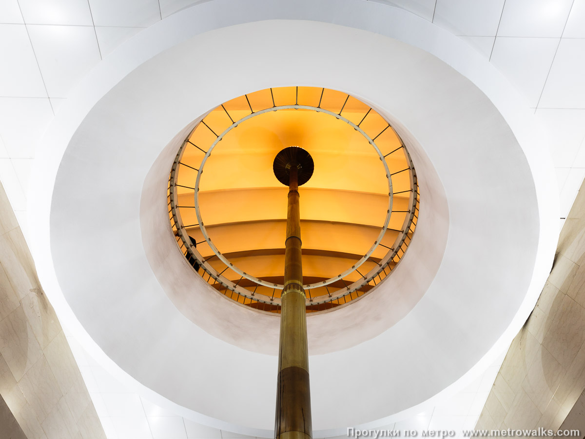 Фотография станции Спортивная (Фрунзенско-Приморская линия, Санкт-Петербург) — второй зал. Проём с нижнего яруса станции на верхний крупным планом.