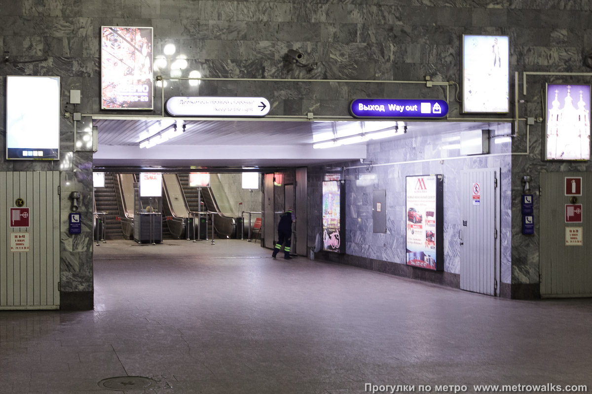 Фотография станции Старая Деревня (Фрунзенско-Приморская линия, Санкт-Петербург). Выход в город, эскалаторы начинаются прямо с уровня платформы.