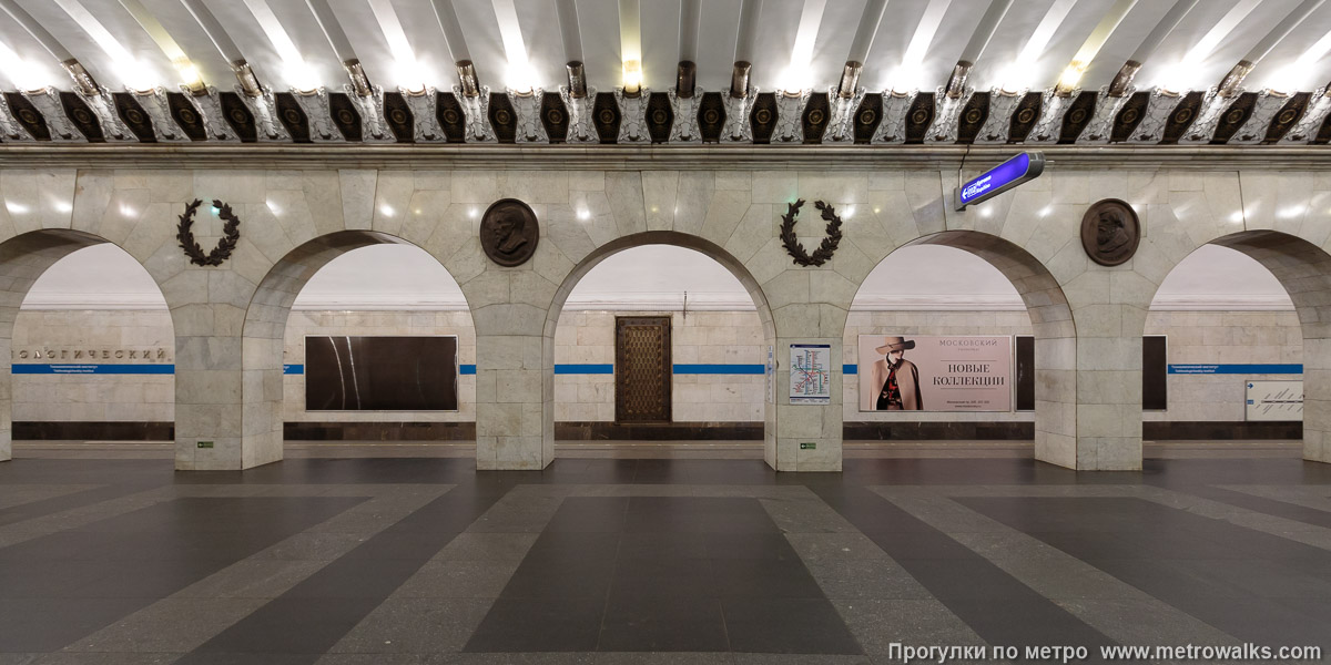 Фотография станции Технологический институт (Московско-Петроградская линия, Санкт-Петербург) — первый зал. Поперечный вид, проходы между колоннами из центрального зала на платформу.