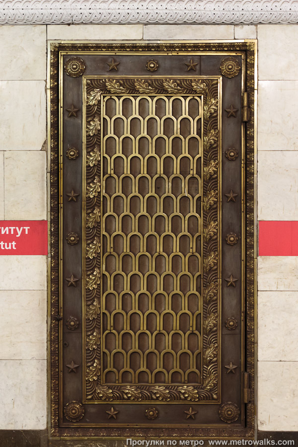 Фотография станции Технологический институт (Московско-Петроградская линия, Санкт-Петербург) — первый зал. Декоративная технологическая дверь в стене.
