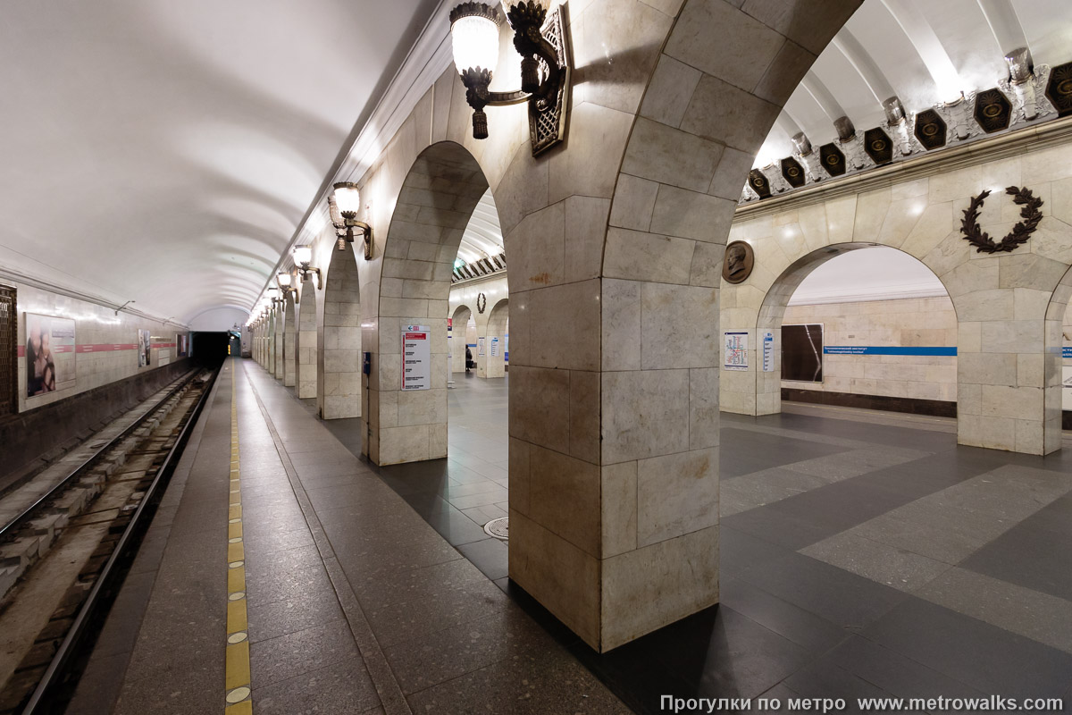 Фотография станции Технологический институт (Московско-Петроградская линия, Санкт-Петербург) — первый зал. Вид с края платформы по диагонали на противоположную сторону сквозь центральный зал.