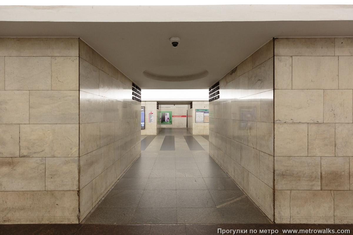 Фотография станции Технологический институт (Кировско-Выборгская линия, Санкт-Петербург) — второй зал. Сквозной вид с края платформы через два прохода между пилонами.